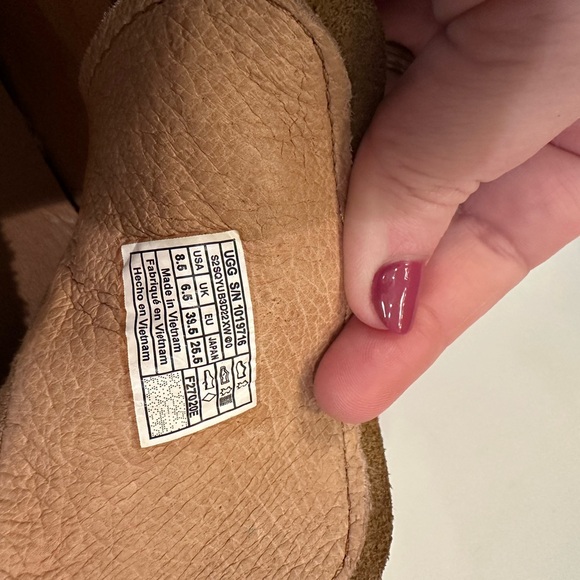 UGG Chestnut Lace-Up Boots with Shearling - Picture 5 of 5